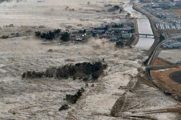 Japan earthquake cause tsunami 2 600x398 รวมภาพแผ่นดินไหว และคลื่นสึนามิถล่มญี่ปุ่น