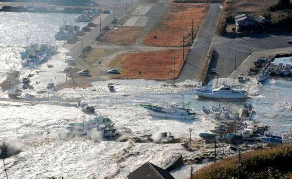 japan tsunami 2 600x369 รวมภาพแผ่นดินไหว และคลื่นสึนามิถล่มญี่ปุ่น