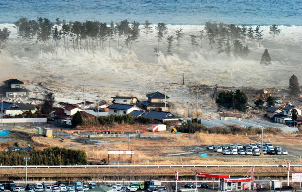 japan tsunami 600x382 รวมภาพแผ่นดินไหว และคลื่นสึนามิถล่มญี่ปุ่น