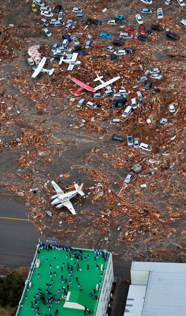 tsunami at Sendai Airport 600x1016 รวมภาพแผ่นดินไหว และคลื่นสึนามิถล่มญี่ปุ่น